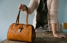 El Bolso Ideal para la Universitaria Moderna: Funcionalidad, Estilo y Personalidad